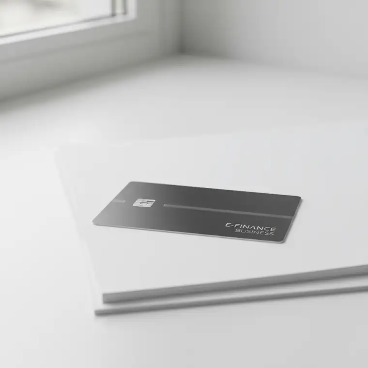 Młody przedsiębiorca zakłada konto bankowe dla jednoosobowej działalności, analizując umowę i tabelę opłat, aby uniknąć najczęstszych błędów przy wyborze konta firmowego