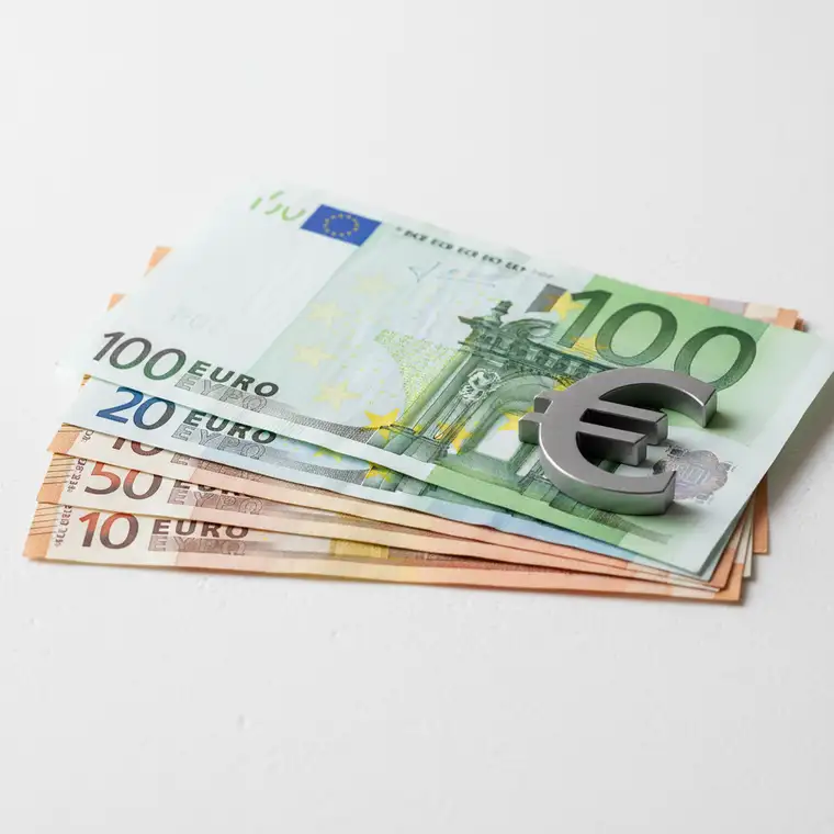 Przedsiębiorca analizuje ile kosztuje przelew zagraniczny z konta firmowego w euro do Niemiec w 2026 na ekranie komputera