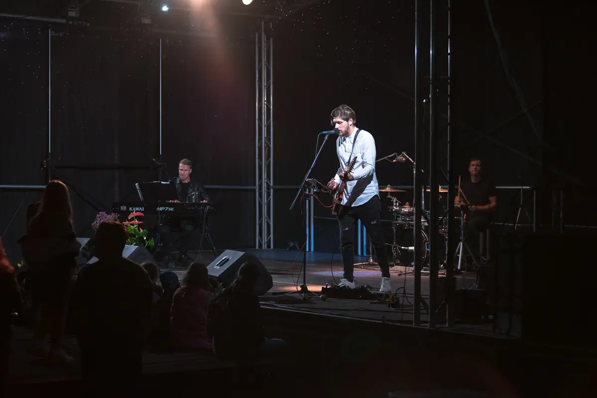 Jak skutecznie oświetlić plac budowy, teren imprezy lub miejsce prac nocnych?
