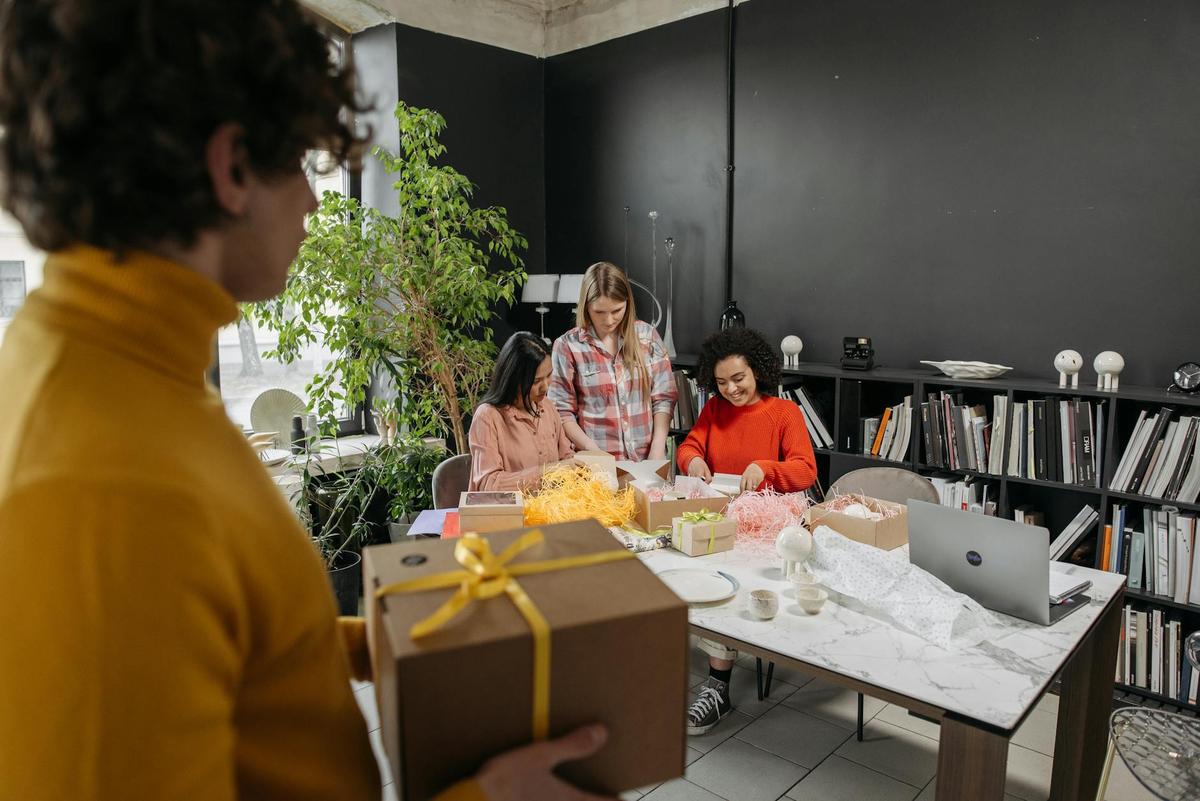 Prezenty firmowe premium – kiedy warto postawić na ekskluzywne kosze prezentowe